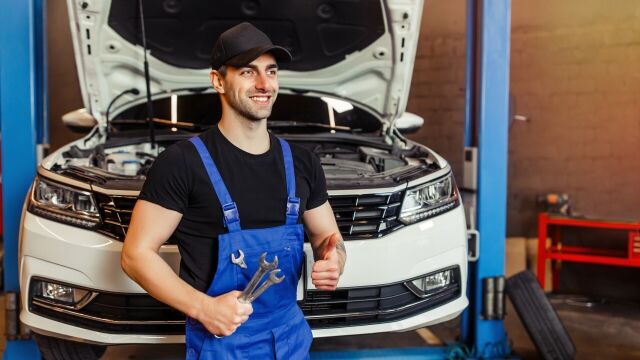 Za co odpowiedzialny jest mechanik podczas naprawy samochodu?
